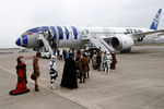 Фанаты «Звездных войн» в образах героев киносаги готовятся совершить первый полет на лайнере R2-D2 ANA JET