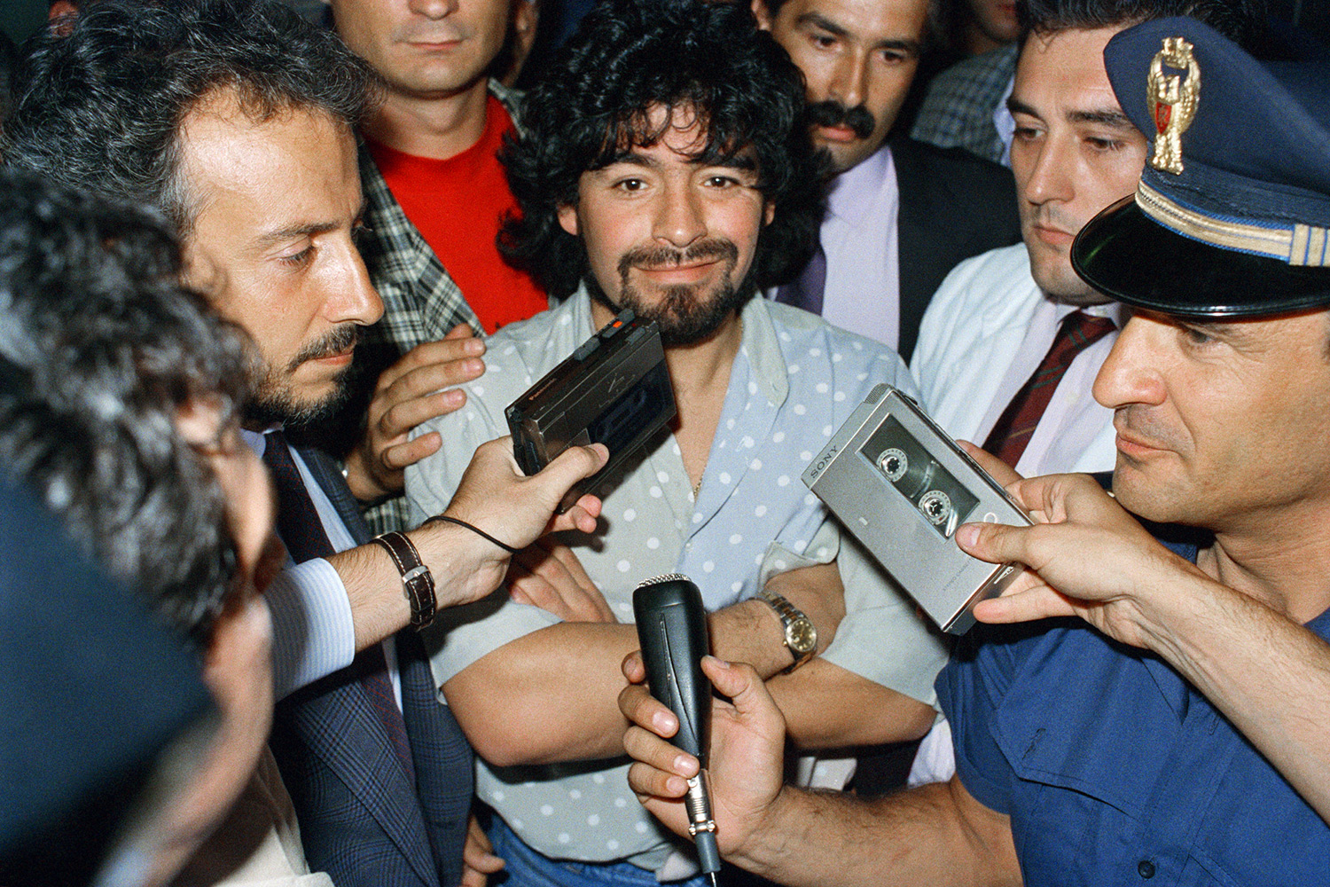 В «Наполи», куда Диего перебрался в 1984-м, он стал настоящим идолом. Аргентинец привел клуб к двум победам в чемпионате Италии, выиграл Кубок УЕФА. 17 марта 1991 года после матча первенства страны с «Бари» (1:0) футболист был выбран в числе игроков, которые должны были пройти тест на допинг. Проверка показала наличие у Диего в организме кокаина. Итальянская федерация футбола приняла решение о дисквалификации Марадоны на срок 15 месяцев