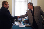 Депутат ЗакСа Виталий Милонов и Стивен Фрай во время встречи в библиотеке имени Маяковского в Санкт-Петербурге, 2013 год