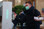 Студент в защитной маске измеряет температуру на входе в здание Московского государственного университета имени М. В. Ломоносова, 8 февраля 2021 год