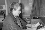 В 1951 году Ахматову восстановили в Союзе писателей и выделили ей дачный дом в поселке Комарово. Лев Гумилев был освобожден в 1956 году после XX съезда КПСС, на котором были осуждены репрессии и культ личности Сталина. В 1958 году вышел ее новый сборник «Стихотворения». На фото Анна Ахматова в 1958 году