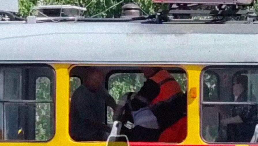 Очевидец снял на видео драку пассажиров в трамвае