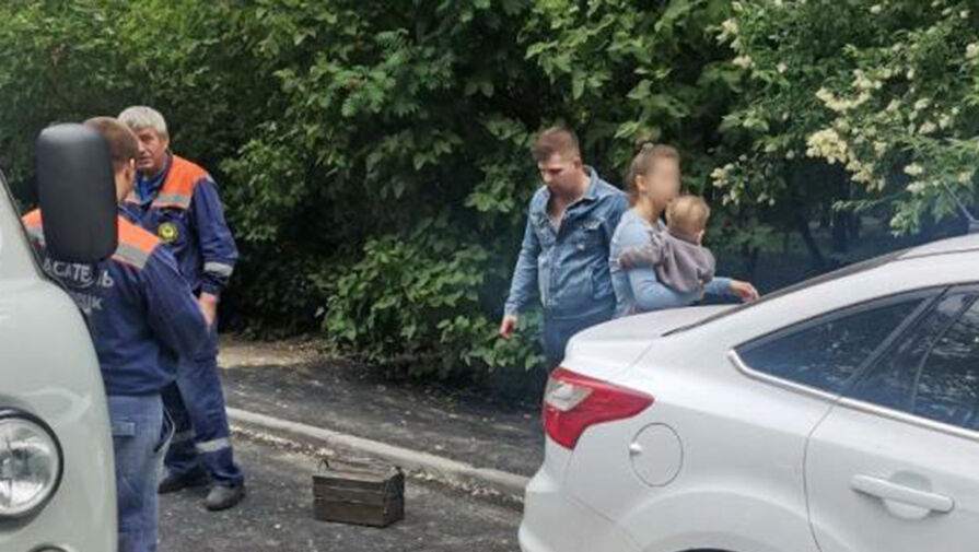 В Липецке мать случайно закрыла годовалого ребенка в машине, его спасли