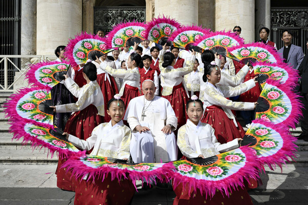 Папа Римский Франциск позирует с&nbsp;корейскими танцовщицами во время своей еженедельной аудиенции в&nbsp;Ватикане, 13&nbsp;сентября 2023&nbsp;года