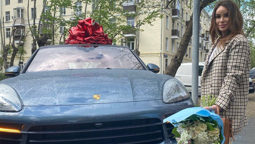 Не нужна машина по цене дома: Айза захотела продать свой Porsche Cayenne