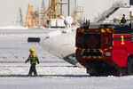 Спасатели работают на месте крушения самолета Bombardier CRJ-900 авиакомпании Delta Air Lines в международном аэропорту Пирсон в Торонто, Канада, 17 февраля 2025 года