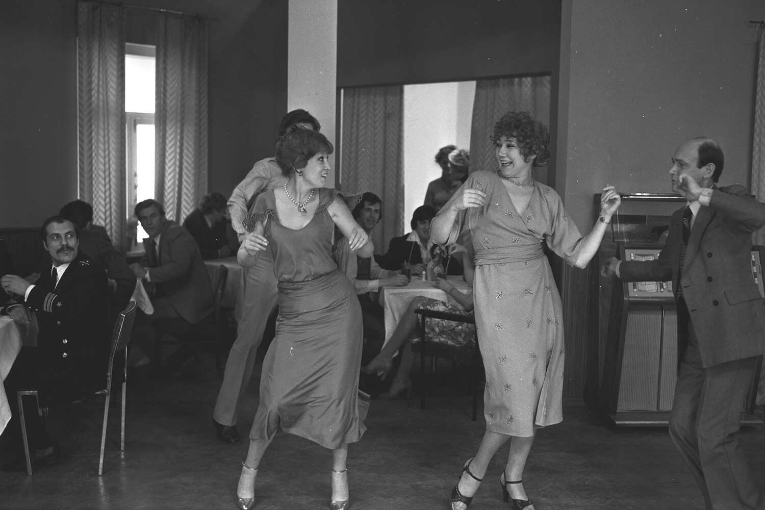 <b>Людмила Гурченко, Наталья Назарова и Станислав Соколов на съемках фильма «Любимая женщина механика Гаврилова».</b><br />
<br><br><br />
Снимаясь в фильме Петра Тодоровского «Любимая женщина механика Гаврилова», Людмила Гурченко часто не соглашалась с режиссером, переделывала диалоги и придумывала костюмы для своей героини. Картина была показана на Международном кинофестивале в Маниле. В конкурсе участвовали ленты с Мэрил Стрип и Роми Шнайдер. Тем не менее приз за лучшую женскую роль получила Людмила Гурченко.