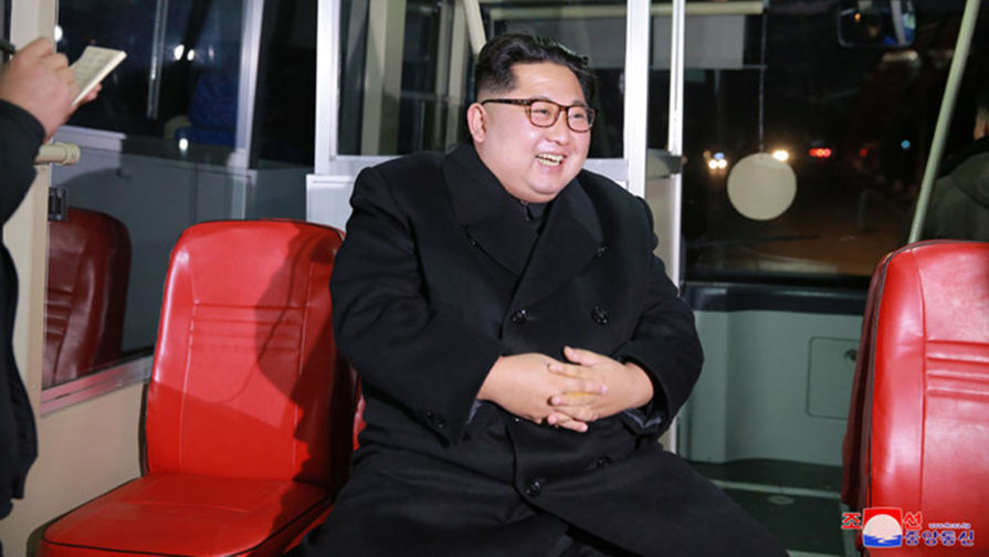 Лидер Северной Кореи Ким Чен Ын тестирует новый троллейбус во время поездки по ночному Пхеньяну, 4 февраля 2018 года