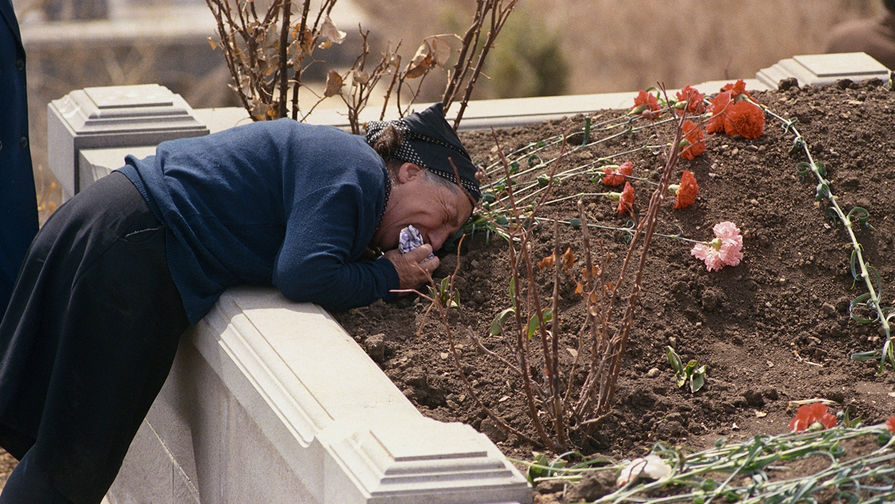 Могила жертвы землетрясения в Спитаке, Армения, 1988 год