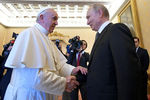 Папа Римский Франциск и президент России Владимир Путин во время встречи в Ватикане, 4 июля 2019 года