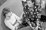 Олимпийская чемпионка, заслуженный мастер спорта СССР Ольга Корбут дома с мамой, 1973 год

