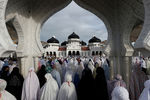 Верующие во время молитвы в день праздника Ураза-байрам в мечети Банда-Ачех в Индонезии, 24 мая 2020 года