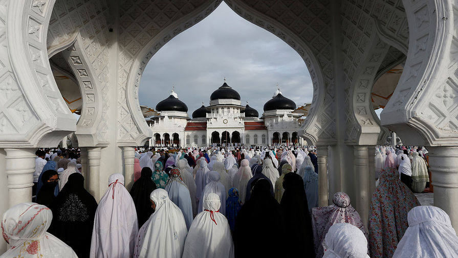 Верующие во время молитвы в&nbsp;день праздника Ураза-байрам в&nbsp;мечети Банда-Ачех в&nbsp;Индонезии, 24 мая 2020 года
