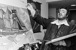 Лучано Паваротти демонстрирует свою работу в своей гримерке в «Метрополитен-Опере» в Нью-Йорке, 1978 год
