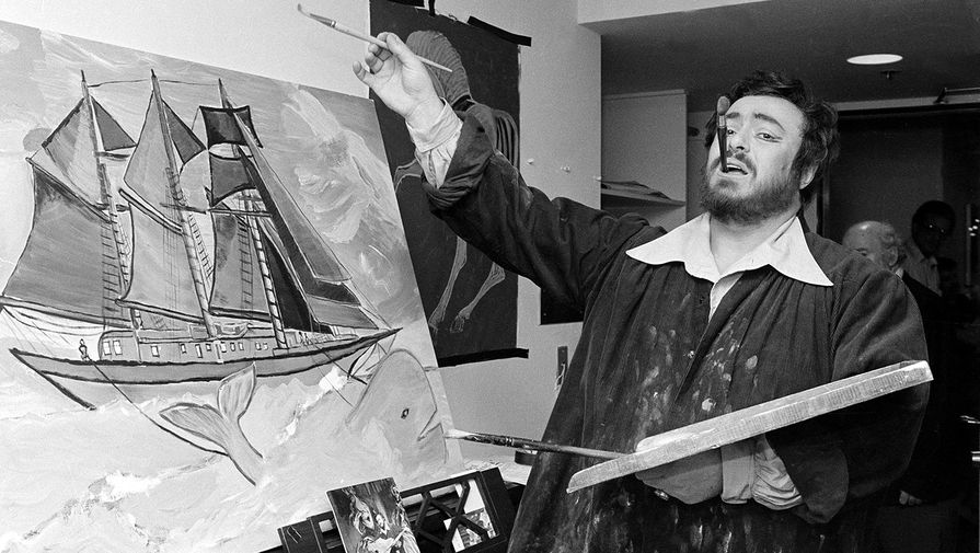 Лучано Паваротти демонстрирует свою работу в&nbsp;своей гримерке в&nbsp;«Метрополитен-Опере» в&nbsp;Нью-Йорке, 1978 год
