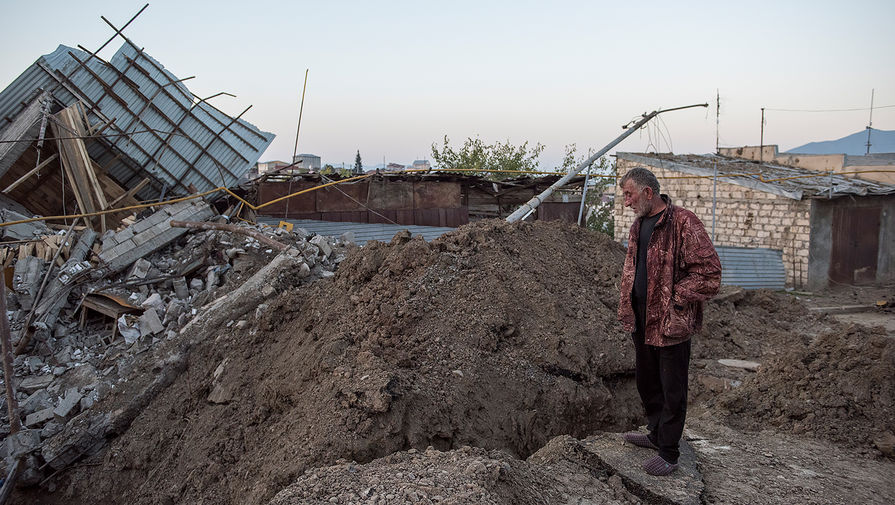 Жилой дом, разрушенный в результате обстрелов города Степанакерт, Нагорный Карабах, 13 октября 2020 года