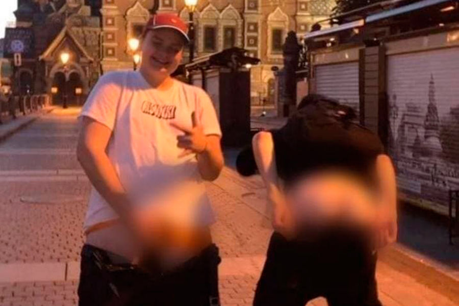 В Петербурге задержали оголившихся у храма Спаса на Крови подростков - Газета.Ru