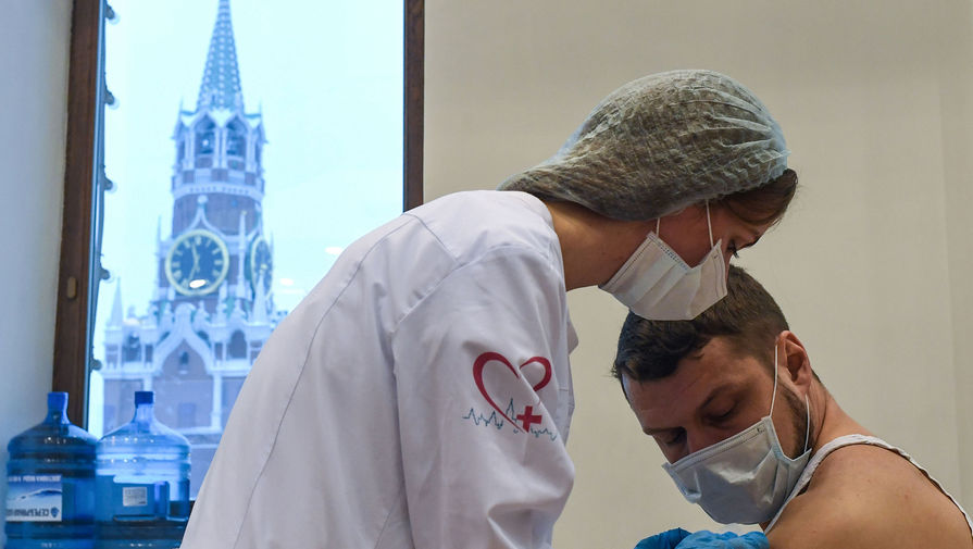 Врач предупредил, что вакцины не защитят от всплеска COVID-19 осенью