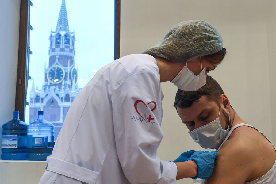Мужчина делает прививку в пункте вакцинации от COVID-19 в ГУМе в Москве