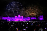 Великобритания. Люди смотрят новогоднее шоу дронов в Лондоне