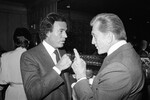 Американский актер Кирк Дуглас (справа) и певец Хулио Иглесиас в Беверли-Хиллз, Калифорния, 1983 год
