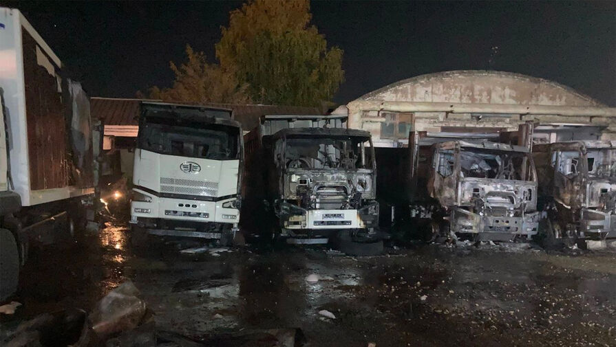 Шесть грузовиков сгорели на охраняемой стоянке в Кирове