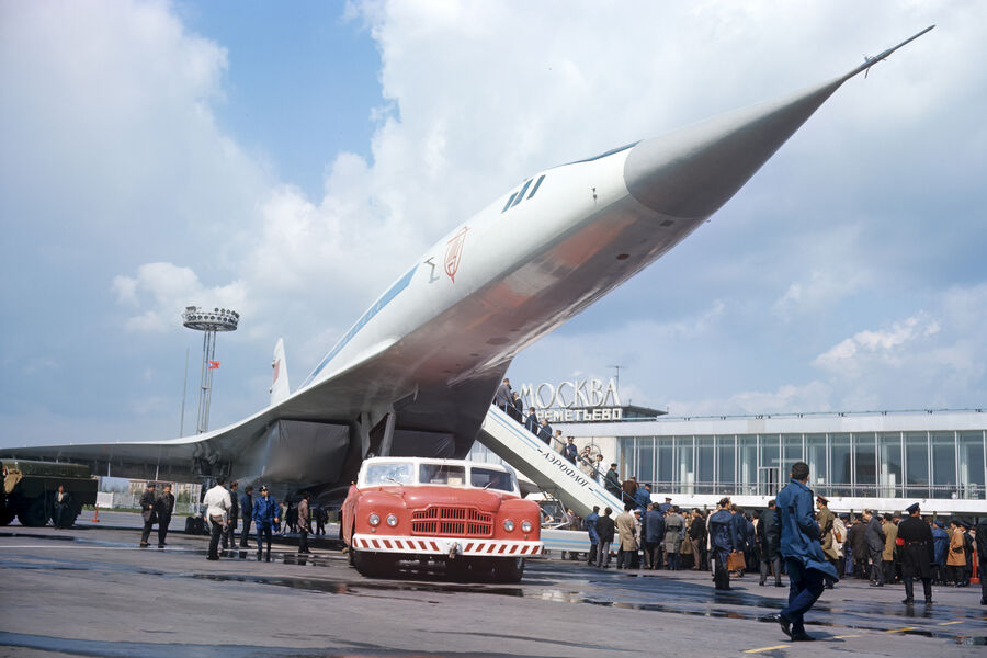Сверхзвуковой пассажирский самолет Ту-144 в аэропорту Шереметьево, Москва, 1969 год