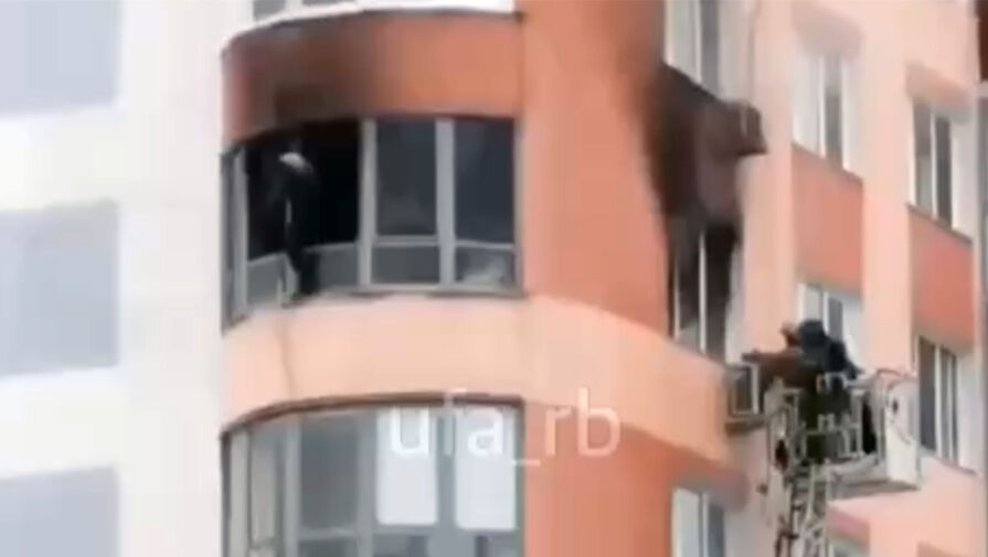 Уфимец повис на балконе, спасаясь от пожара в многоэтажке