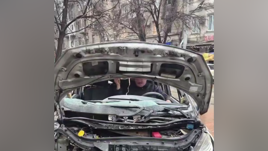 Житель Одессы смог уехать на сильно поврежденной после прилета машине