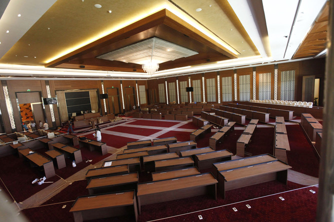 Обновленный зал парламента готов принять новое гражданское правительство