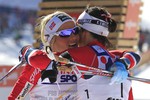 Норвежки Тереза Йохауг, ставшая третьей, и Марит Бьорген поздравляют друг друга с успехом