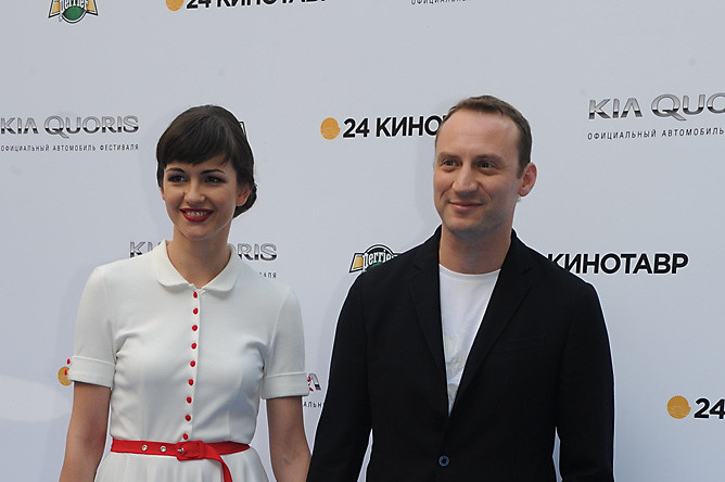Актер Анатолий Белый с супругой перед началом церемонии открытия XXIV Открытого Российского кинофестиваля «Кинотавр»