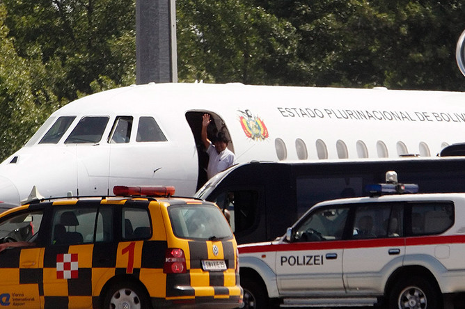Застрявший в Вене самолет президента Боливии Эво Моралеса покинул в среду аэропорт австрийской столицы