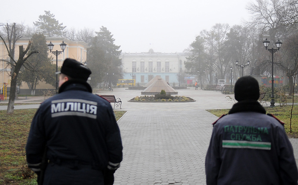Вид на здание совета министров Автономной республики Крым, которое контролируется представителями самообороны русскоязычного населения Крыма
