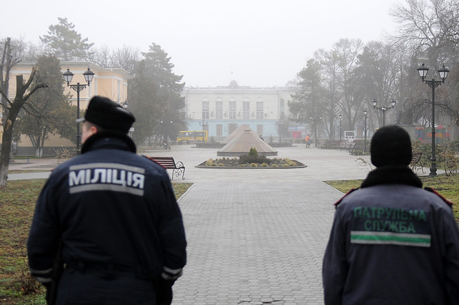 Вид на здание совета министров Автономной республики Крым, которое контролируется представителями самообороны русскоязычного населения Крыма