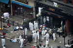 Следственная группа работает на месте взрыва на Бостонском марафоне 15 апреля 2013 года