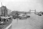 Баржи и корабли, пришвартованные на Темзе, в 1929 году. В те годы Темза продолжала быть одной из важнейших транспортных артерий, вследствие чего разводить мост приходилось довольно часто