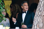 Дордж Клуни с гостями в отеле Cipriani перед отправлением на церемонию бракосочетания