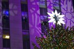 Церемония зажжения главной рождественской елки США на площади Рокфеллер-плаза в Нью-Йорке