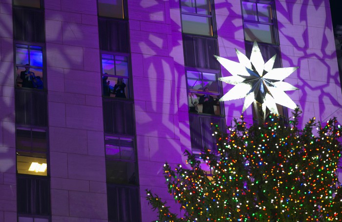 Церемония зажжения главной рождественской елки США на&nbsp;площади Рокфеллер-плаза в&nbsp;Нью-Йорке