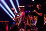 Актриса Эмма Стоун идет на сцену, чтобы принять награду во время церемонии Kids' Choice Awards в Лос-Анджелесе