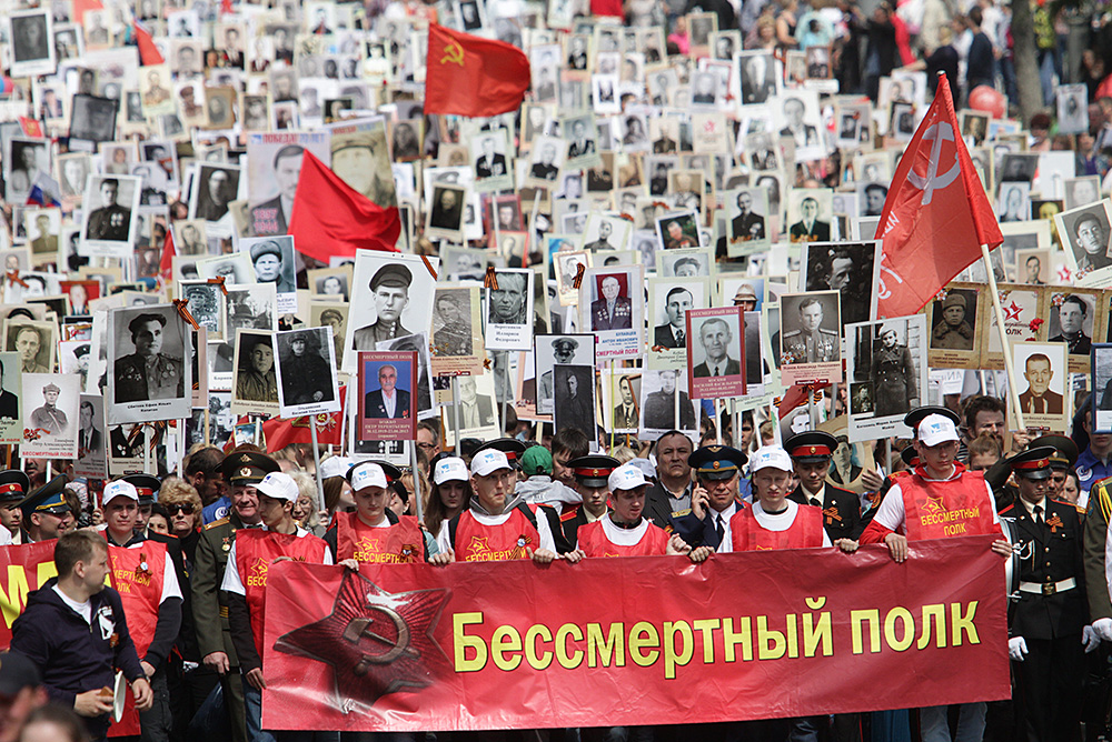 Портреты Сталина и советские флаги запретят в День Победы