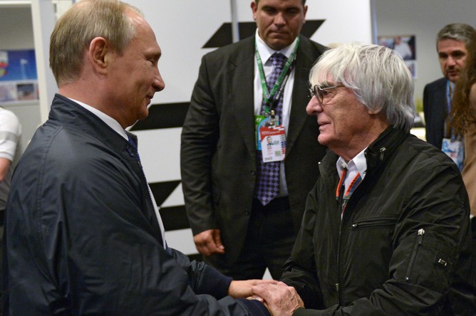 Владимир Путин и Берни Экклстоун во время российского этапа чемпионата мира по кольцевым автогонкам в классе «Формула-1» на территории гоночного комплекса «Сочи Автодром», 2015 год