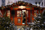 Лавка на рождественской ярмарке в рамках фестиваля «Путешествие в Рождество» в Москве