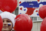 Участники праздничного парада «Наша крымская весна», посвященного второй годовщине присоединения Крыма к России, на площади перед Дворцом пионеров в Симферополе