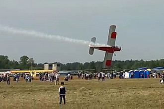 Самолет Ан-2 перед падением во время показательного полета на авиашоу, посвященном 70-летию модели самолета Ан-2, на аэродроме Черное ДОСААФ. В результате крушения погибли два члена экипажа