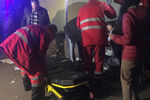 Медики и пострадавший после взрыва автомобиля в Киеве, 25 октября 2017 года