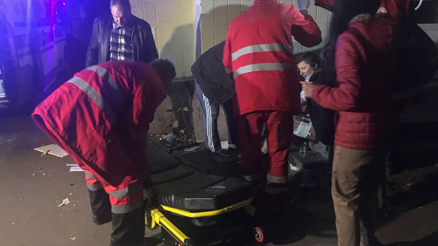 Медики и пострадавший после взрыва автомобиля в&nbsp;Киеве, 25&nbsp;октября 2017&nbsp;года