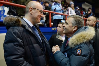 Глава IIHF Рене Фазель (справа) и президент КХЛ Дмитрий Чернышенко