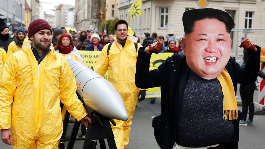 Участник антивоенной демонстрации в Берлине в маске с изображением высшего руководителя КНДР Ким Чен Ына, ноябрь 2017 года